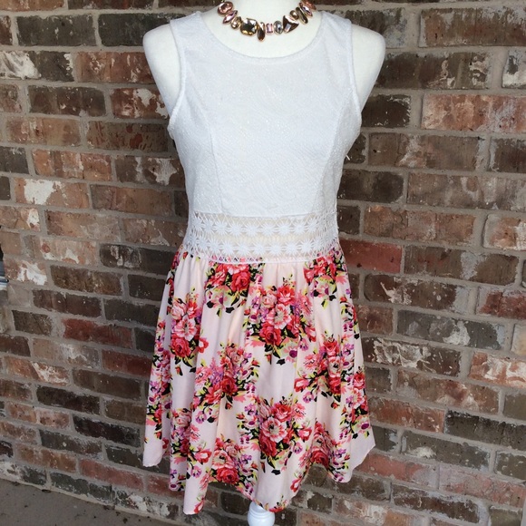 RUE21 FLORAL SUMMER DRESS - Picture 1 of 8